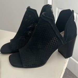 NWOT Black Vince Camuto Size 7 Heels